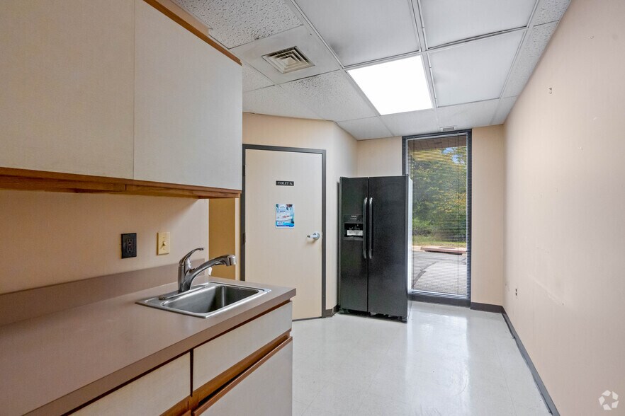 More Photos Of 9412 Livingston Rd, Fort Washington Bank For Lease