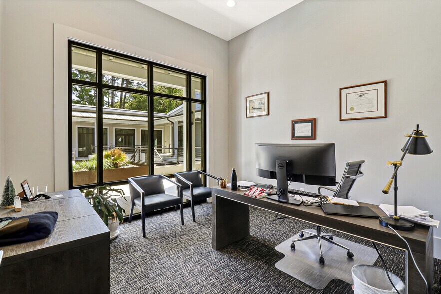 More Photos Of 10 Park Ln, Hilton Head Island Office For Sale