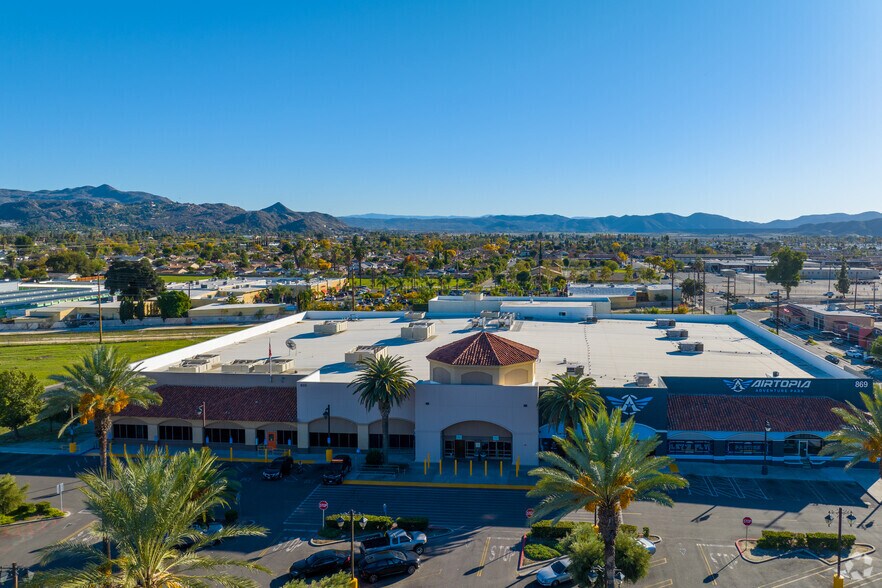 More Photos Of 859-869 W Florida Ave, Hemet Supermarket For Lease