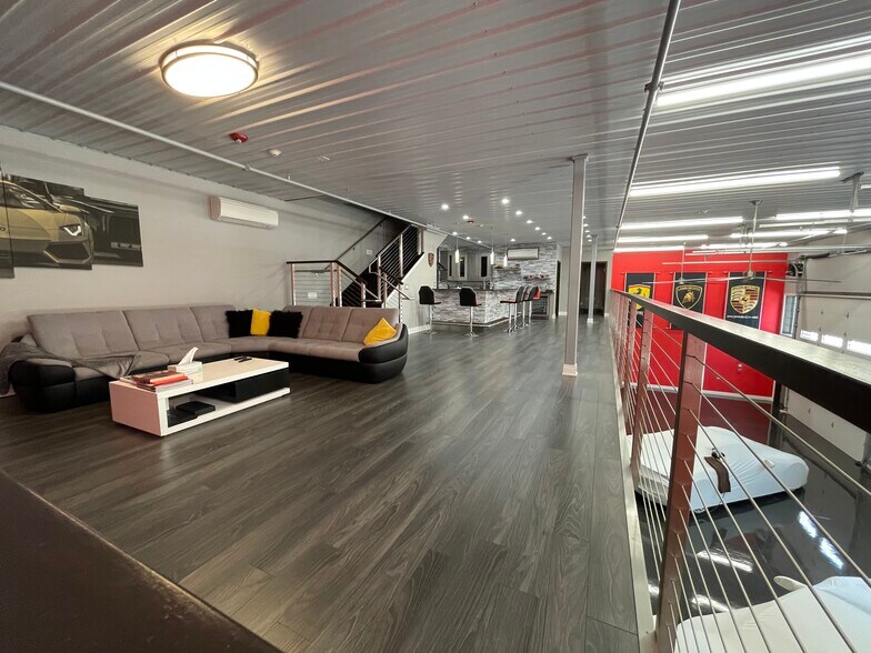 More Photos Of 2220 Ferry Rd, Naperville Showroom For Sale