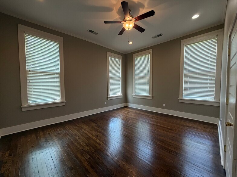 More Photos Of 28 S Idlewild St, Memphis Freestanding For Sale
