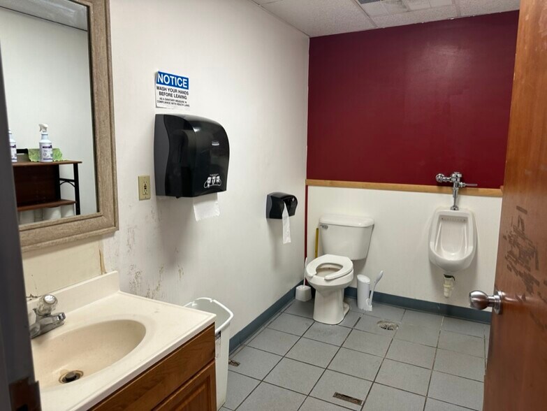 More Photos Of 802 Hickory St, Mahomet Warehouse For Lease