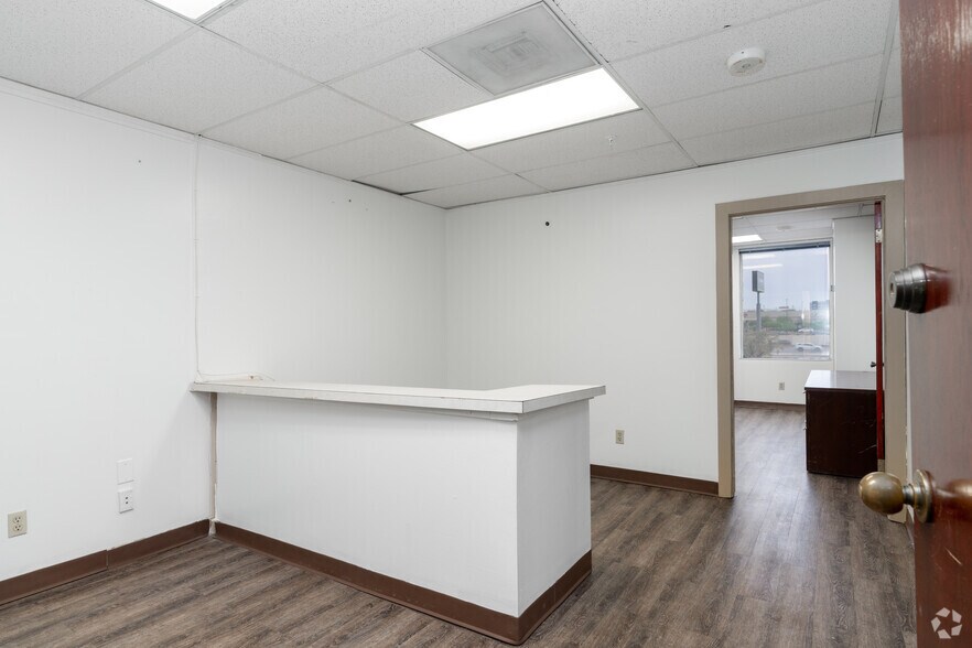 More Photos Of 6070 Gateway Blvd E, El Paso Office For Sale