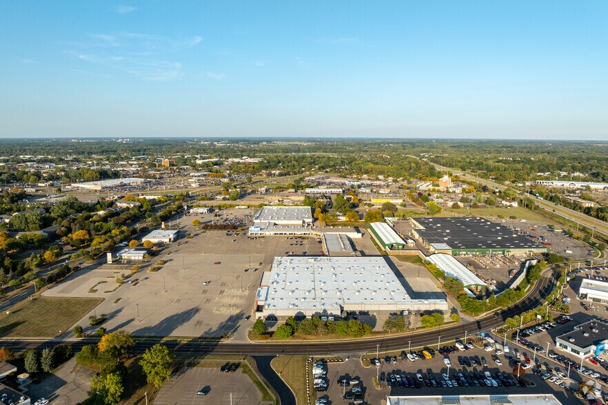 More Photos Of 438-462 E Edgewood Blvd & SEC American Rd & E Edgewood Blvd, Lansing Storefront For Lease