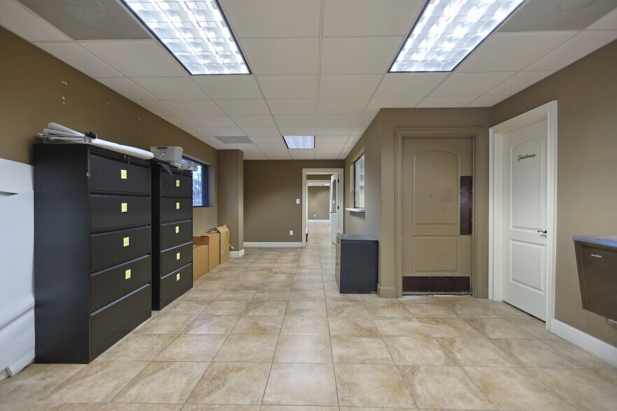 More Photos Of 705 N New Warrington Rd, Pensacola Auto Repair For Lease