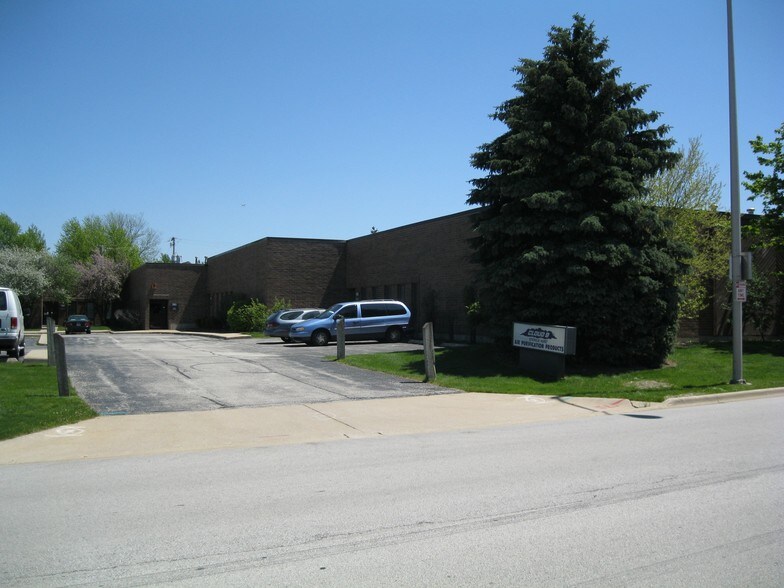 More Photos Of 755-777 Edgewood Ave, Wood Dale Warehouse For Lease