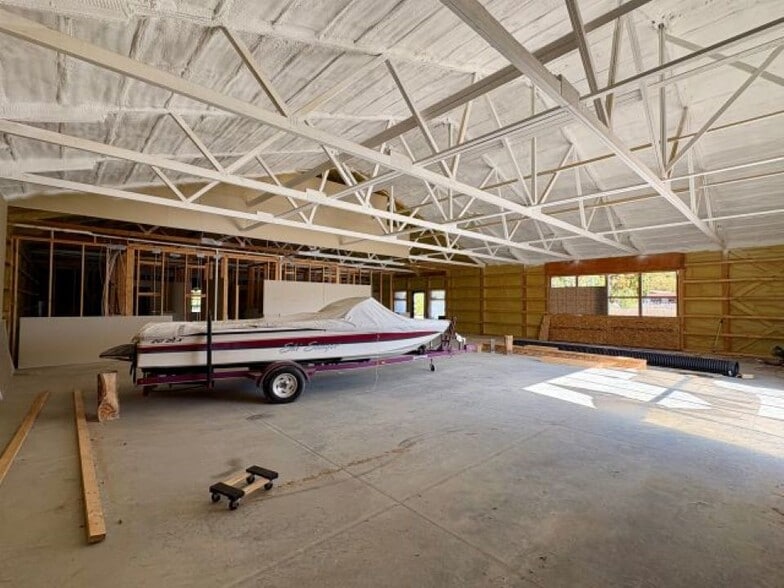 More Photos Of 7334 E Duck Lake Rd, Lake Leelanau Showroom For Lease