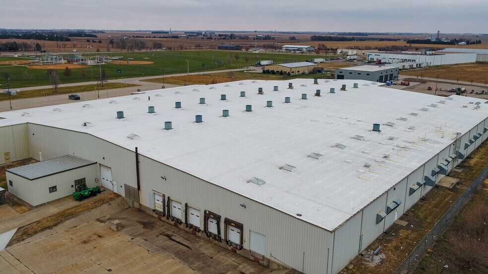 More Photos Of 300 E 39th St, Hastings Distribution For Lease