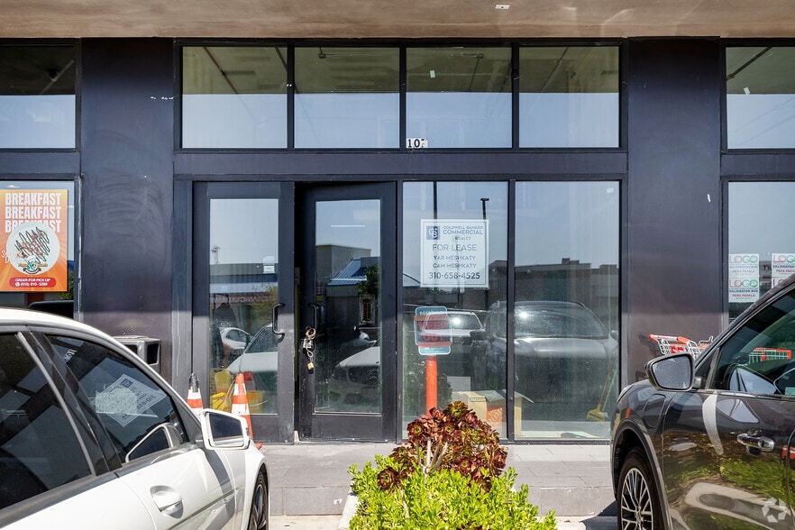 More Photos Of 13755 Roscoe Blvd, Panorama City General Retail For Lease