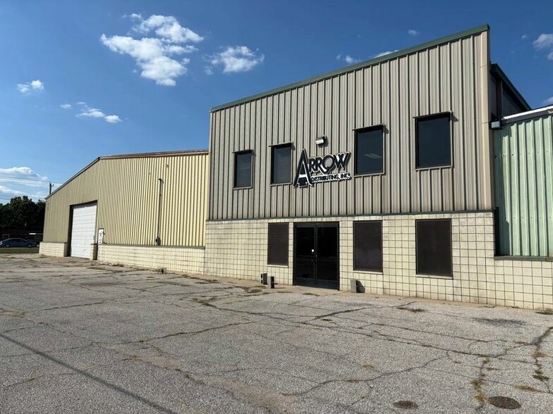 Primary Photo Of 1312 Westwood Dr, Elkhart Manufacturing For Sale