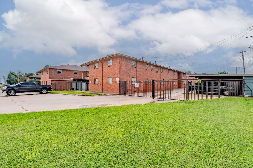 More Photos Of 3136 SW 59th St, Oklahoma City Apartments For Sale