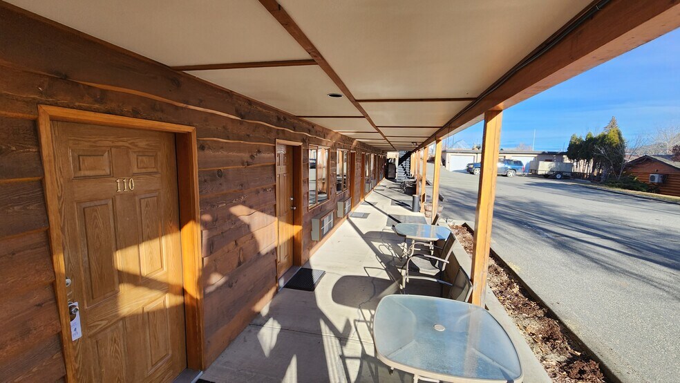More Photos Of 1414 Cariboo Hwy, Clinton Hotel For Sale
