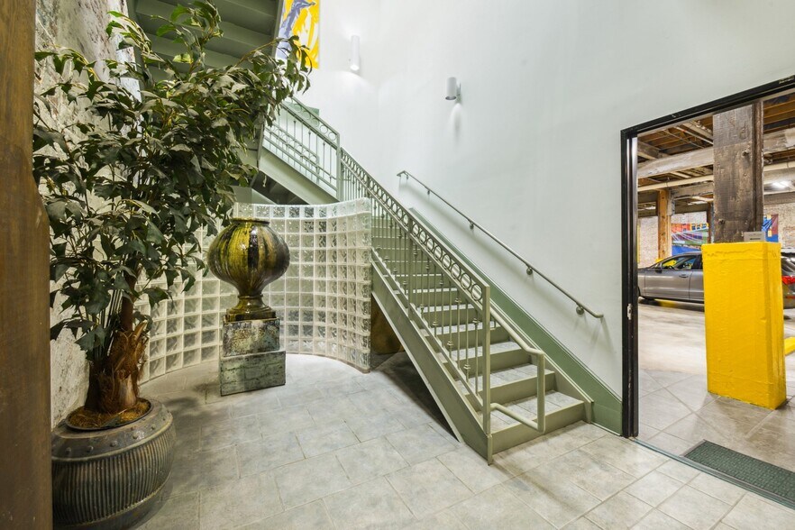 More Photos Of 747 Magazine St, New Orleans Office For Sale