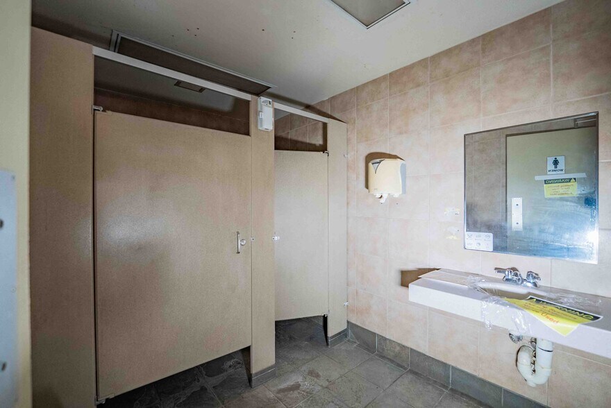 More Photos Of 1181 Notre Dame Av, Sudbury Restaurant For Lease