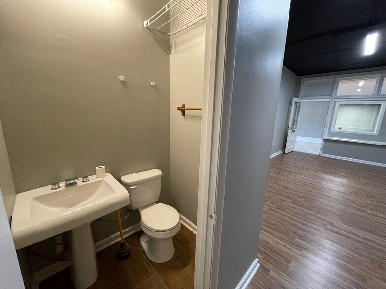 More Photos Of 152-158 N Water Ave, Gallatin Office For Lease