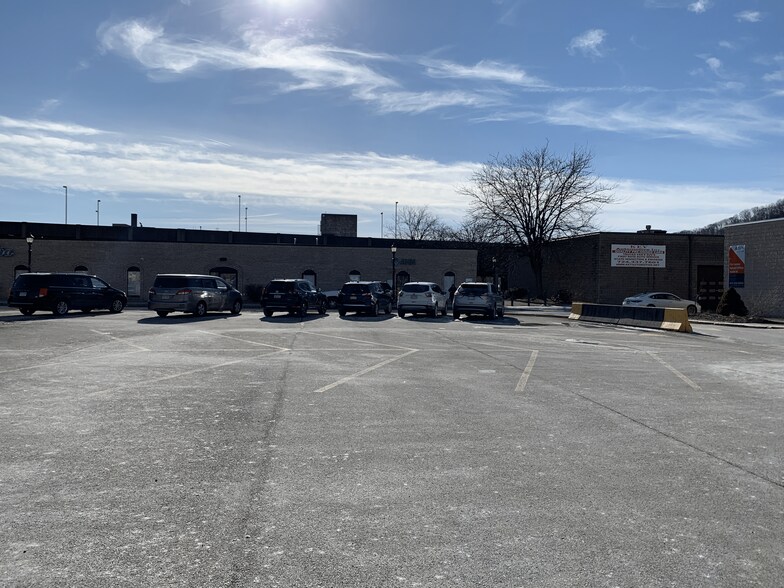 More Photos Of 300-340 Central City Plz, New Kensington General Retail For Sale