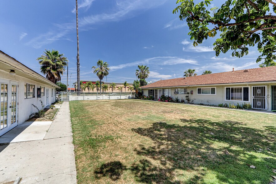 More Photos Of 2018 E La Palma Ave, Anaheim Apartments For Lease