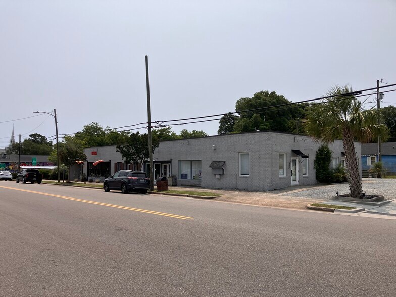 More Photos Of 902 S Castle St, Wilmington General Retail For Sale