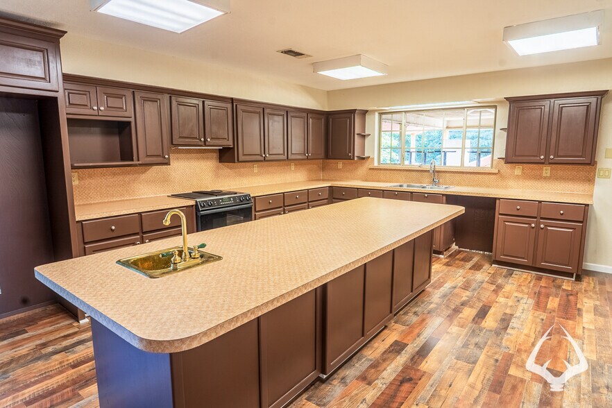 More Photos Of 205 N Wheeler Rd, Colmesneil Office For Sale