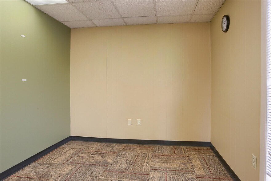 More Photos Of 55 W Shortcut Rd, Newport Loft Creative Space For Sale