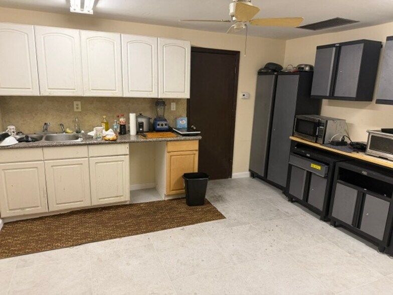 More Photos Of 1613 SE 15th Ter, Cape Coral Warehouse For Lease