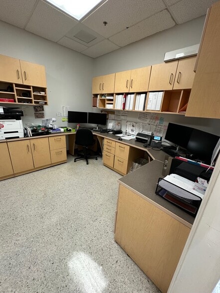 More Photos Of 842 Sunset Lake Blvd, Venice Medical For Sale
