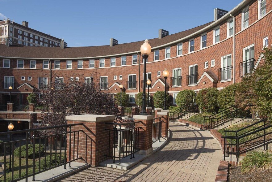 More Photos Of 631 S 3rd St, Louisville Apartments For Lease
