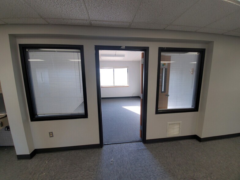 More Photos Of 2690 Fleur Dr, Des Moines Office For Lease