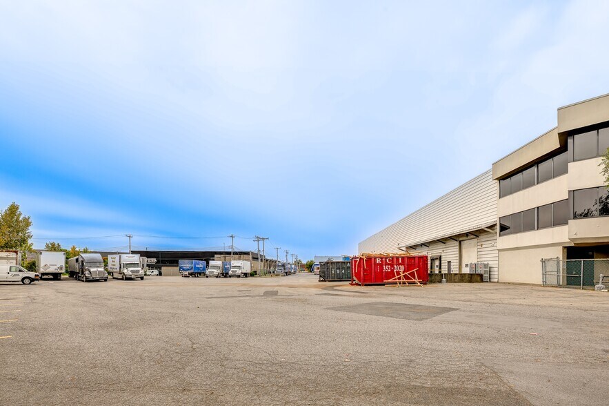 More Photos Of 20 Boul Hymus, Pointe-claire Warehouse For Lease
