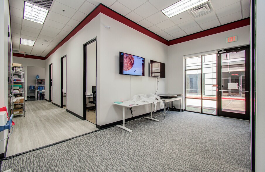 More Photos Of 9330 Kirby Dr, Houston Research And Development For Lease