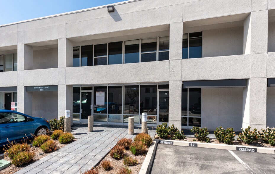 More Photos Of 711 W 17th St, Costa Mesa Flex For Lease