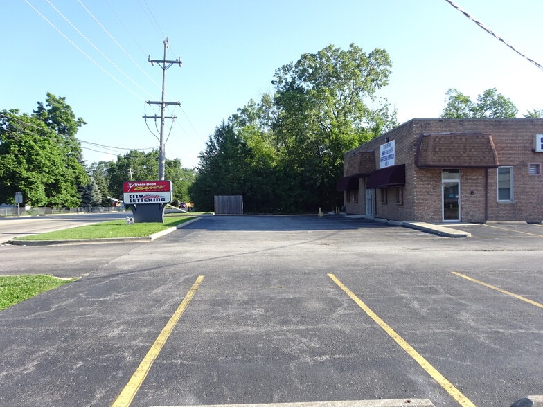 More Photos Of 15801 Oak Park Ave, Oak Forest Showroom For Lease