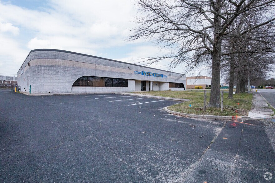 More Photos Of 70 Air Park Dr, Ronkonkoma Manufacturing For Lease