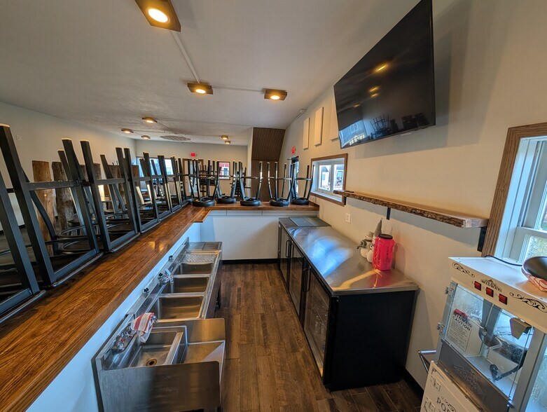More Photos Of 518 W Main St, Kirkland Freestanding For Sale