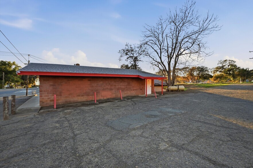 More Photos Of 3794 CA-20, Nice General Retail For Sale