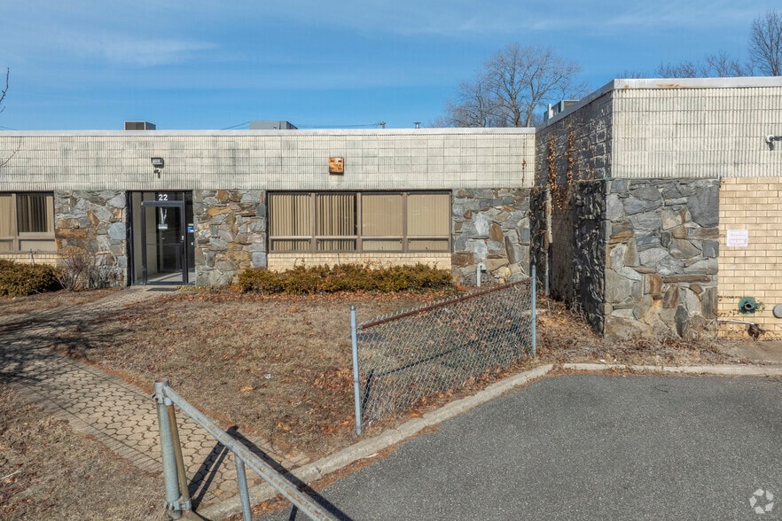 More Photos Of 22 Connor Ln, Deer Park Warehouse For Lease