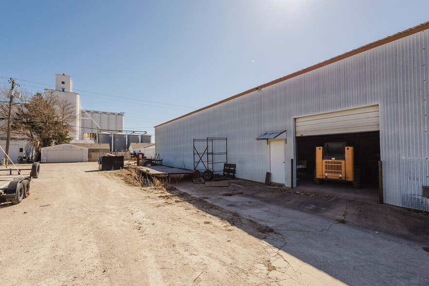 More Photos Of 410 N Commercial Ave, Sedgwick Storefront For Sale