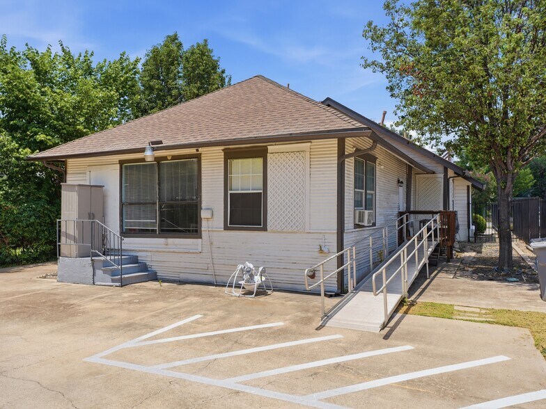 More Photos Of 210 W Pembroke Ave, Dallas Storefront Retail Office For Lease