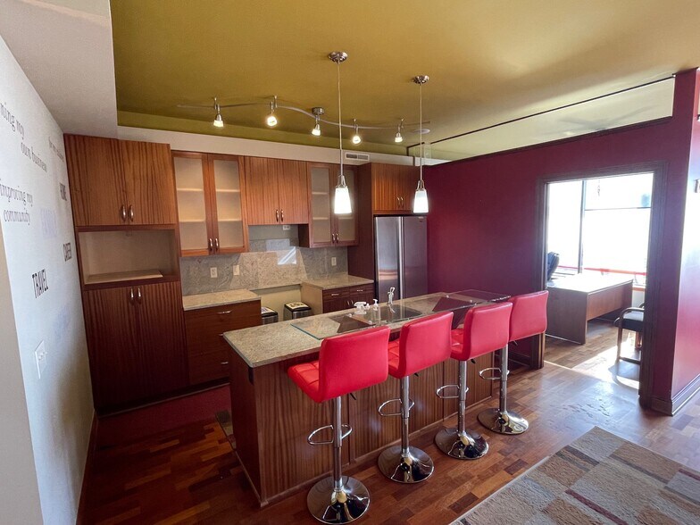 Primary Photo Of 4030-4032 Shoreline Dr, Spring Park Storefront Retail Office For Lease