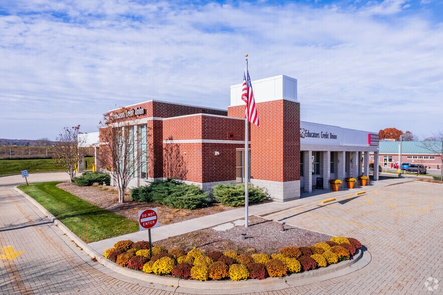 More Photos Of 960 W Paradise Dr, West Bend Bank For Sale