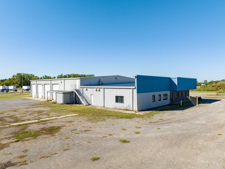 More Photos Of 3010 Industrial Park Rd, Van Buren Warehouse For Sale