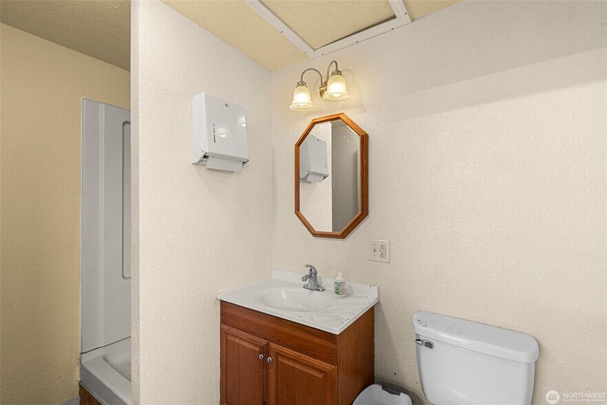 More Photos Of 825 Valley Mall Pky, East Wenatchee Flex For Sale