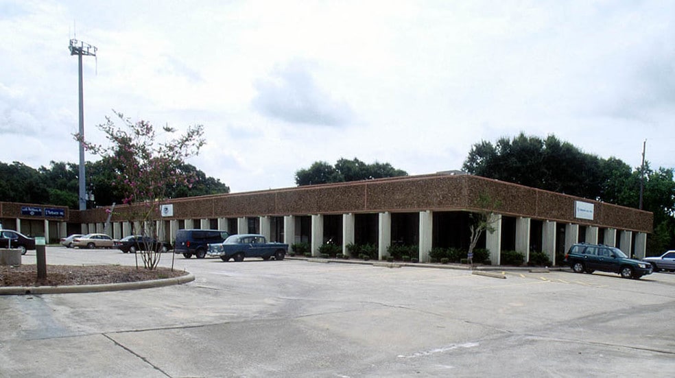 More Photos Of 7000-7070 Empire Central Dr, Houston Warehouse For Lease