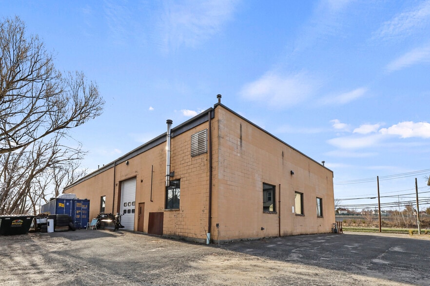 More Photos Of 1260 East St, Pittsfield Freestanding For Sale