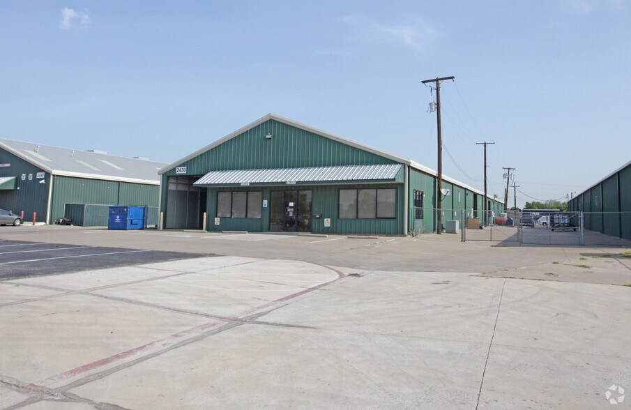More Photos Of 2430 W Main St, Grand Prairie Warehouse For Lease