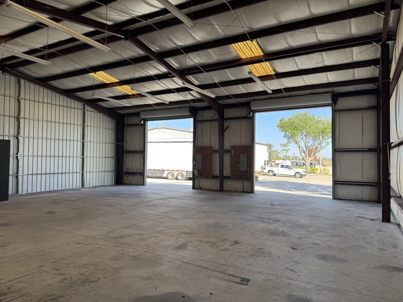 More Photos Of 110 Commercial Pl, Sebring Warehouse For Lease