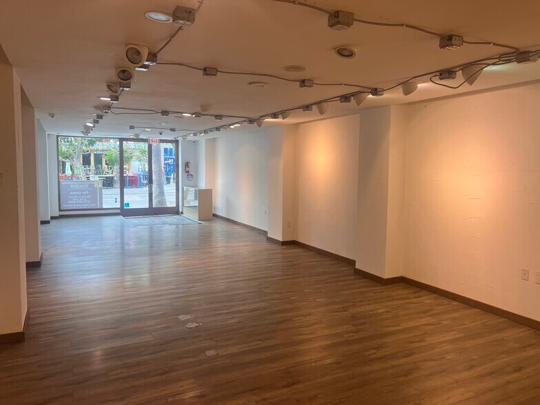 More Photos Of 1239 3rd Street Promenade, Santa Monica Storefront Retail Office For Lease
