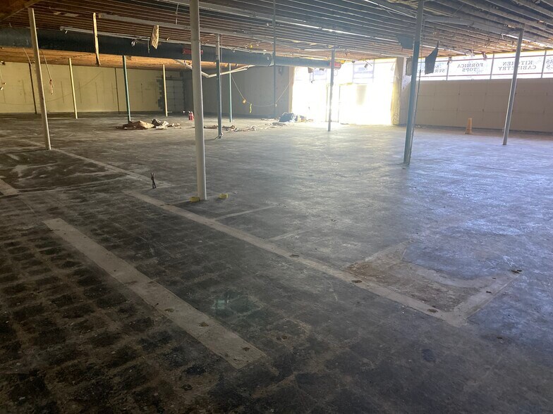 More Photos Of 6460 Dixie Hwy, Clarkston Freestanding For Lease