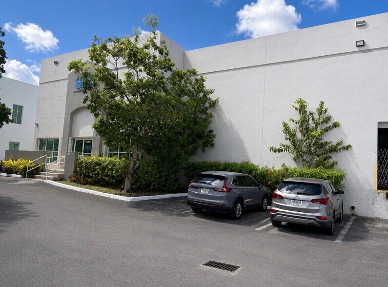 More Photos Of 10871 NW 33rd St, Miami Warehouse For Lease