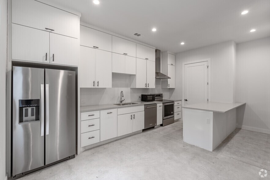 More Photos Of 707 W Commerce St, Dallas Apartments For Sale